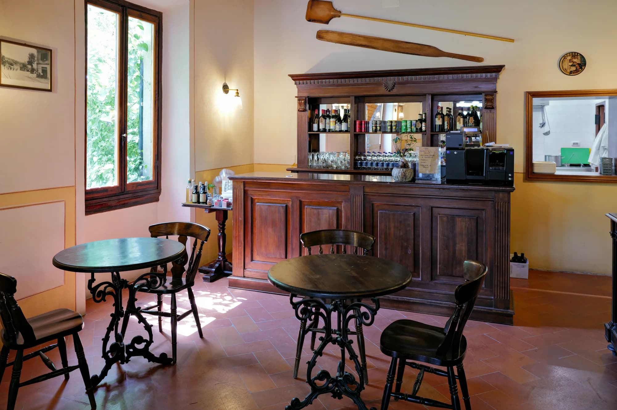 Tavolo e atmosfera del bar